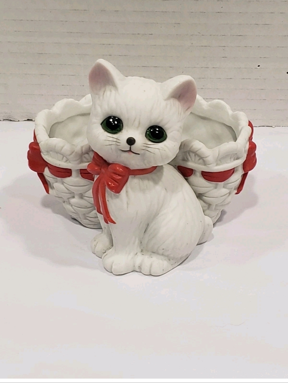 Vintage 1985 Lefton China Hand Painted White Kitten With Red Bows And Basket